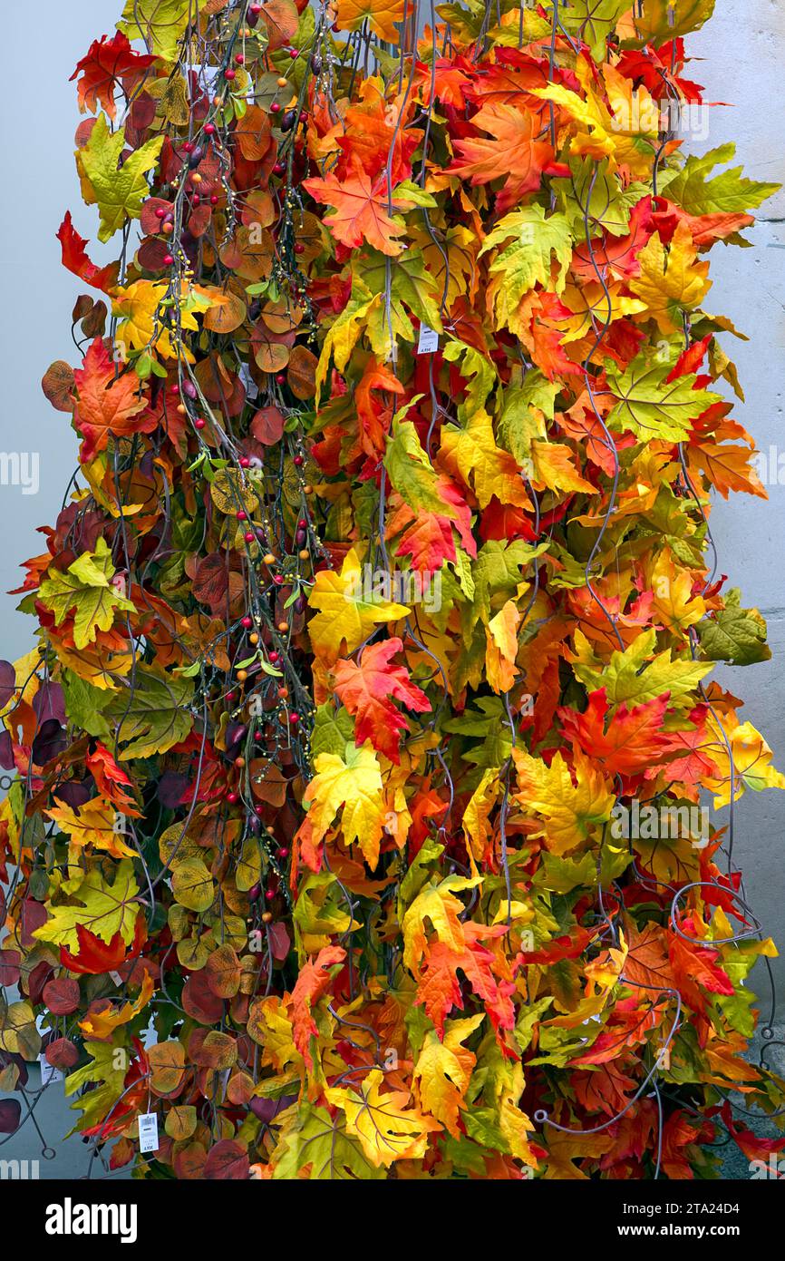 Coloridas hojas de otoño de plástico en venta, Baviera, Alemania Foto de stock