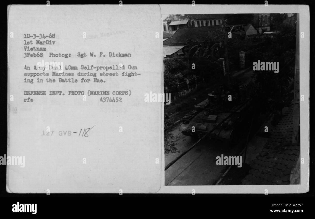 Una pistola autopropulsada de 40 mm del Ejército proporciona apoyo a los infantes de marina durante los combates callejeros en la Batalla de Hus durante la Operación Ciudad de Hue el 3 de febrero de 1968. La fotografía fue tomada por el Sargento W. F. Dickman de MarDiv Vietnam. Foto del Departamento de Defensa. Foto de stock