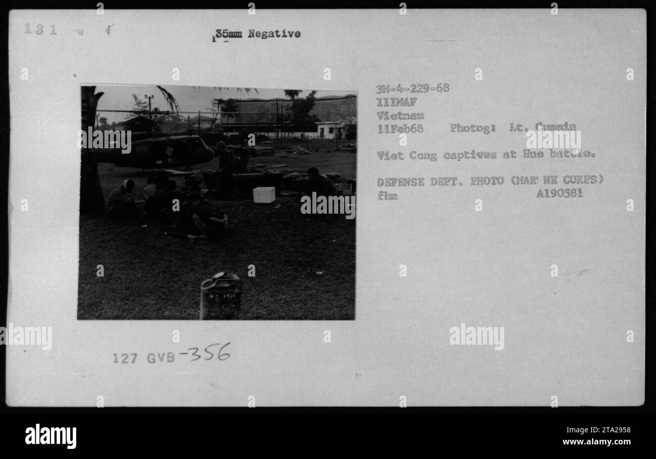 Imagen que captura a sospechosos y prisioneros de Viet Cong durante la guerra de Vietnam el 11 de febrero de 1968. Esta fotografía fue tomada por el Teniente Cummin, fotógrafo del Departamento de Defensa. Muestra a Viet Cong capturado en la batalla de Hue, mostrando las actividades militares durante el conflicto. Foto de stock