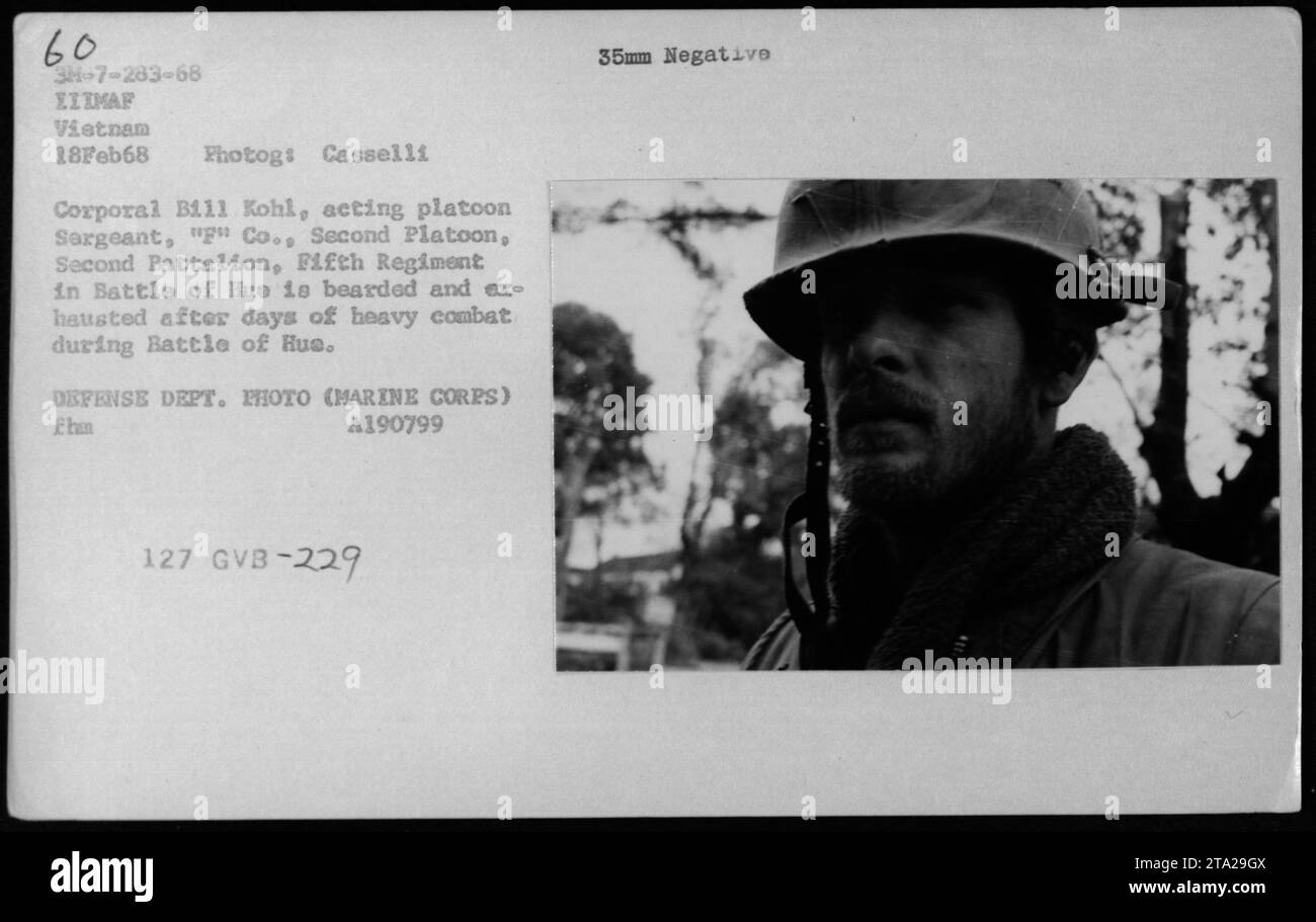 El cabo B111 Kohl, sargento de pelotón en funciones en la Compañía 'P', Segundo Pelotón, Segundo Batallón, Quinto Regimiento, es fotografiado en la Batalla de Hue durante la Guerra de Vietnam. Aparece barbudo y agotado después de días de intenso combate. La fotografía fue tomada el 18 de febrero de 1968 por el fotógrafo Casselli. (Identificación de la foto: 127 GVB-229) Foto de stock