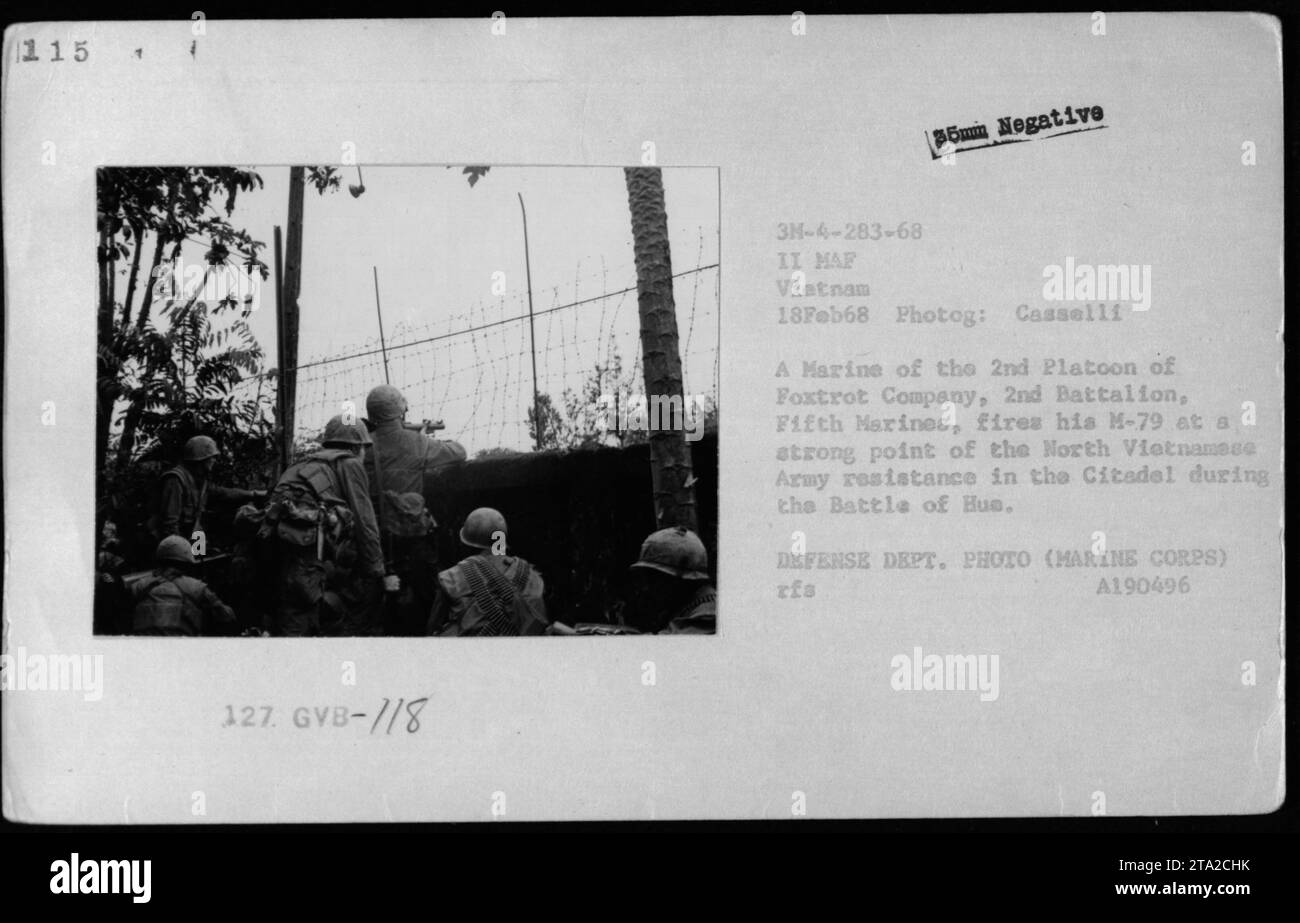 Un infante de marina de la Compañía Foxtrot, 2.º Batallón, 5.º Infantería de Marina dispara su lanzagranadas M-79 en un bastión del Ejército de Vietnam del Norte durante la Batalla de Hue City el 18 de febrero de 1968. La foto fue tomada por un fotógrafo militar llamado Casselli y pertenece al Departamento de Defensa. Foto de stock