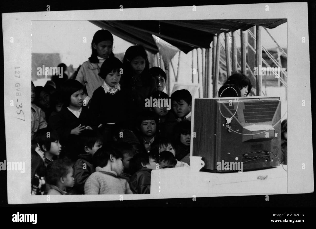 La famosa actriz italiana Claudia Cardinale visita a refugiados vietnamitas en los Estados Unidos junto a figuras prominentes como Nguyen Cao Ky, Rosemary Clooney y Betty Ford. La visita tuvo lugar el 8 de junio de 1975, durante la Guerra de Vietnam. La imagen muestra el apoyo prestado a los refugiados vietnamitas durante este tiempo. Foto de stock