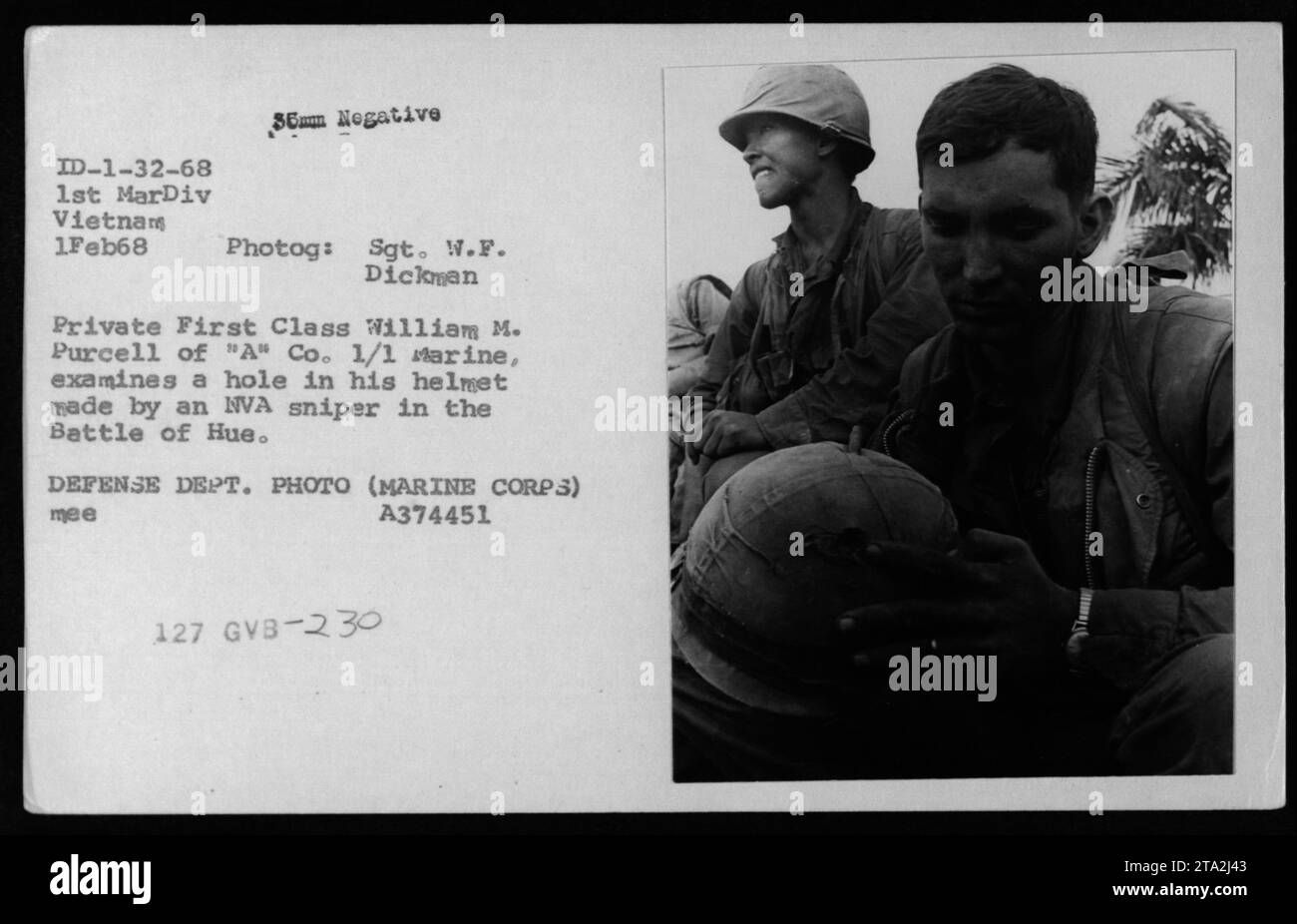 El soldado de primera clase William M. Purcell de 'A' Co. 1/1 Marine examina un agujero en su casco causado por un francotirador NVA durante la Batalla de Hue. Esta fotografía fue tomada el 1 de febrero de 1968 por el Sargento W. F. Dickman mientras servía en la Primera División de Marines en Vietnam. Foto de stock