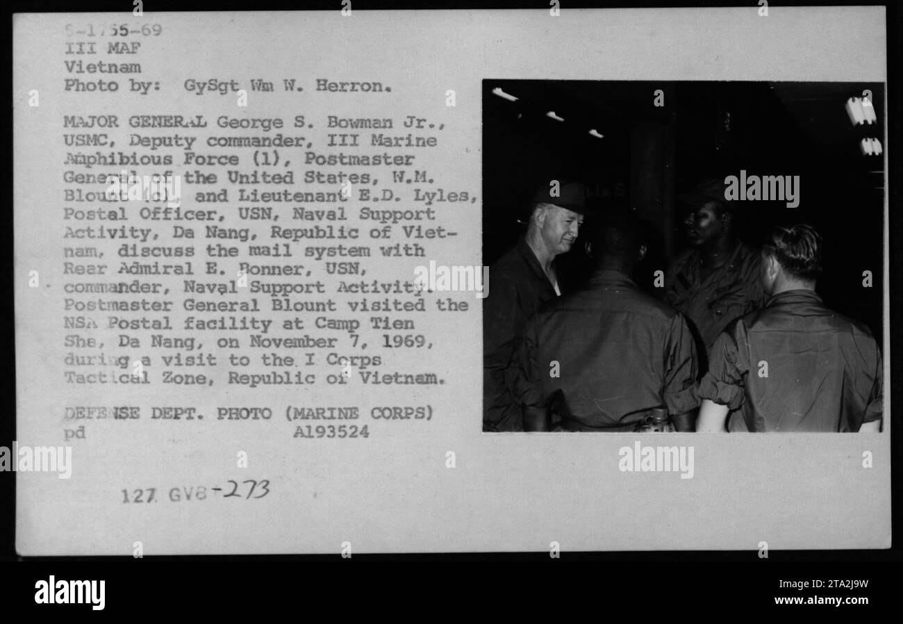 General de División George S. Bowman Jr., USMC, Comandante Adjunto, III Fuerza Anfibia de la Marina, General de Correos de los Estados Unidos, W. M. Blount, y Teniente E.D. Lyles, Oficial Postal, USN, Actividades de Apoyo Naval, Da Nang, discuta el sistema de correo con el Contralmirante E. Bonner, USN, comandante, Actividad de Apoyo Naval. El director de correos, General Blount, visitó las instalaciones de la NSA Postal en Camp Tien She, Da Nang, el 7 de noviembre de 1969, durante una visita a la Zona Táctica del I Cuerpo, República de Vietnam. Foto de stock