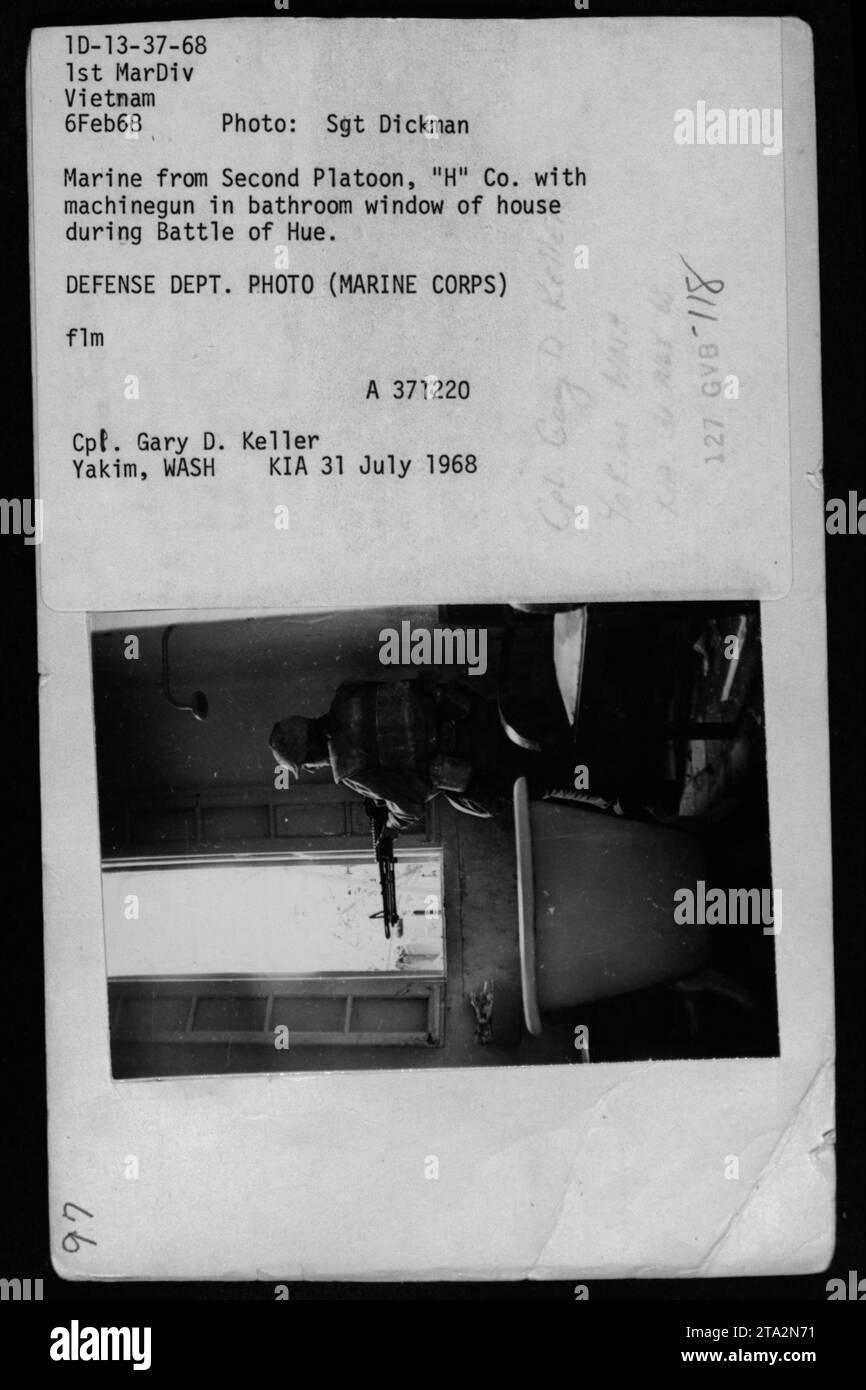 Marine de Segundo Pelotón, 'H' Co. Aparece sosteniendo una ametralladora en una ventana de baño durante la Batalla de Hue City el 6 de febrero de 1968. Esta fotografía fue tomada por el Sargento Dickman y es una foto del Departamento de Defensa del Cuerpo de Marines. El cabo Gary D. Keller, de Yakima, Washington, fue asesinado en acción el 31 de julio de 1968. Foto de stock