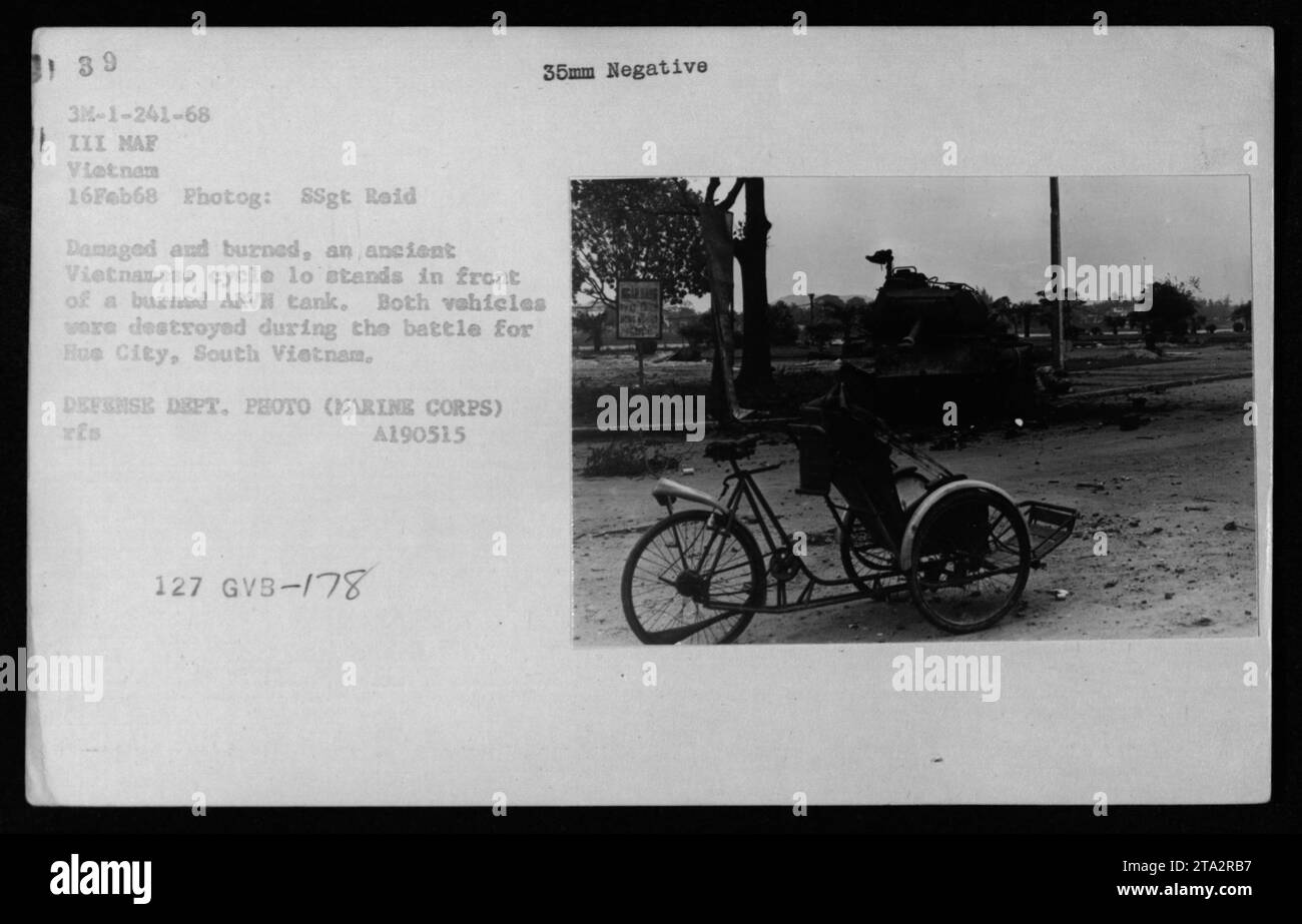 Un ciclo vietnamita dañado y quemado permanece frente a un tanque ARVN quemado. La foto fue tomada el 16 de febrero de 1968, durante la batalla por la ciudad de Hue en Vietnam del Sur. Ambos vehículos fueron destruidos durante el conflicto. Esta imagen es de los archivos del Departamento de Defensa de los Estados Unidos. Foto de stock