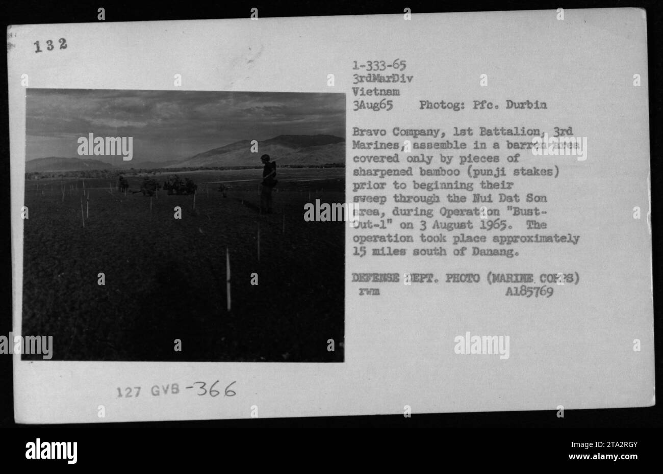 Bravo Company, 3er Batallón, 3er Marines, se reúnen en un campo