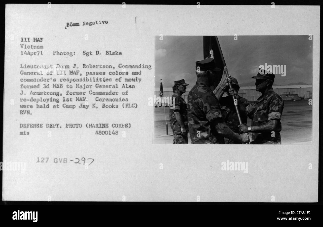 El teniente Donn J. Robertson, comandante general del III MAF, entregando los colores y asumiendo las responsabilidades de mando del 3d MAB del General de División Alan J. Armstrong, el ex comandante del re-despliegue del 1er MAW, durante una ceremonia celebrada en Camp Jay K, Books (FLC) en RVN el 14 de abril de 1971. Foto de stock