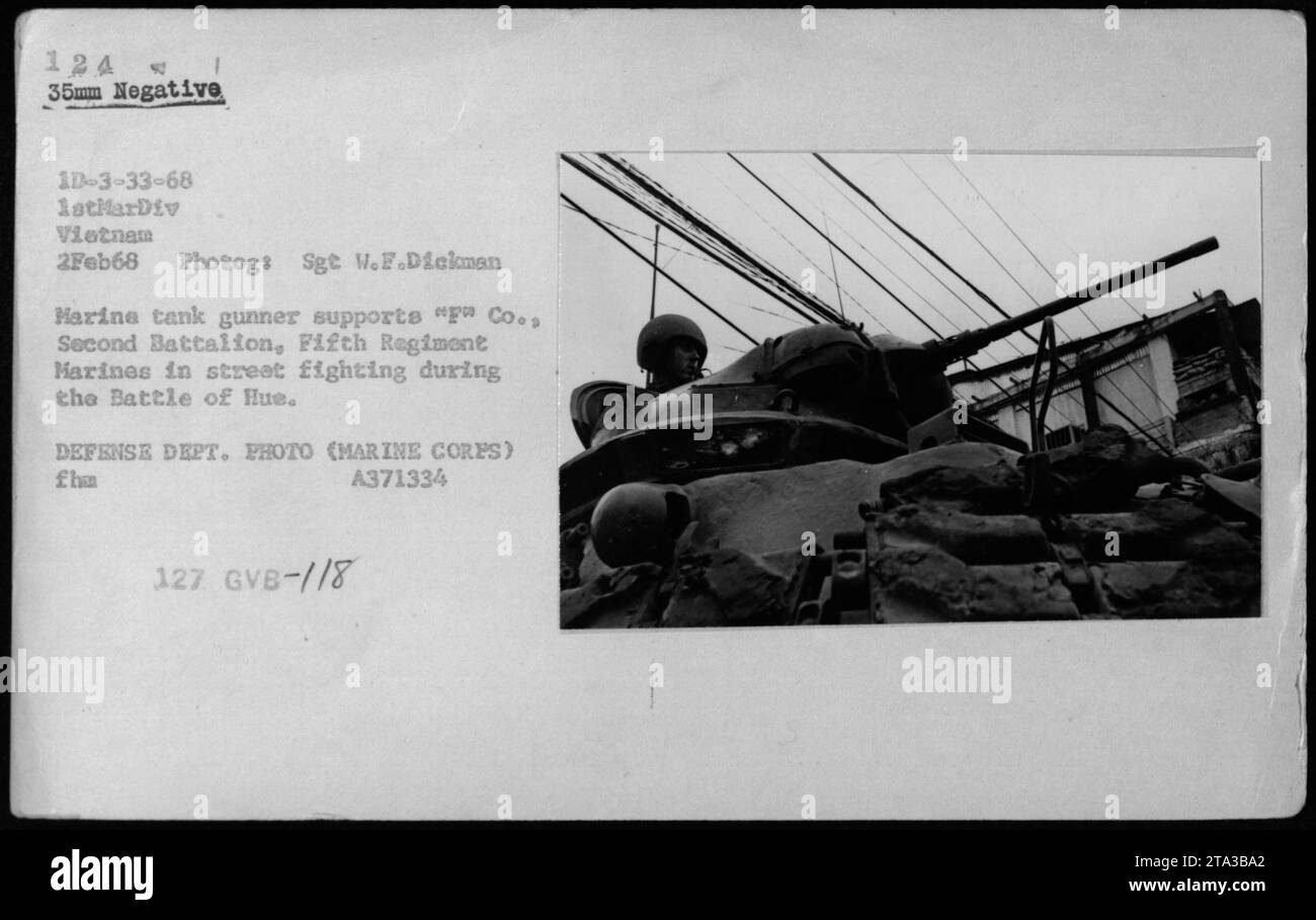 Artillero de tanques de la Marina que proporciona apoyo a la Compañía 'F', Segundo Batallón, Quinto Regimiento de Marines durante los combates callejeros en la Batalla de la Ciudad de Hue. Esta fotografía fue tomada el 2 de febrero de 1968 por el Sargento W. F. Dickman de la 1ª División de Marines en Vietnam. Es un negativo de 35 mm etiquetado como 10-3-33-68 y lleva la identificación con foto del Departamento de Defensa fhan A371334. Foto de stock