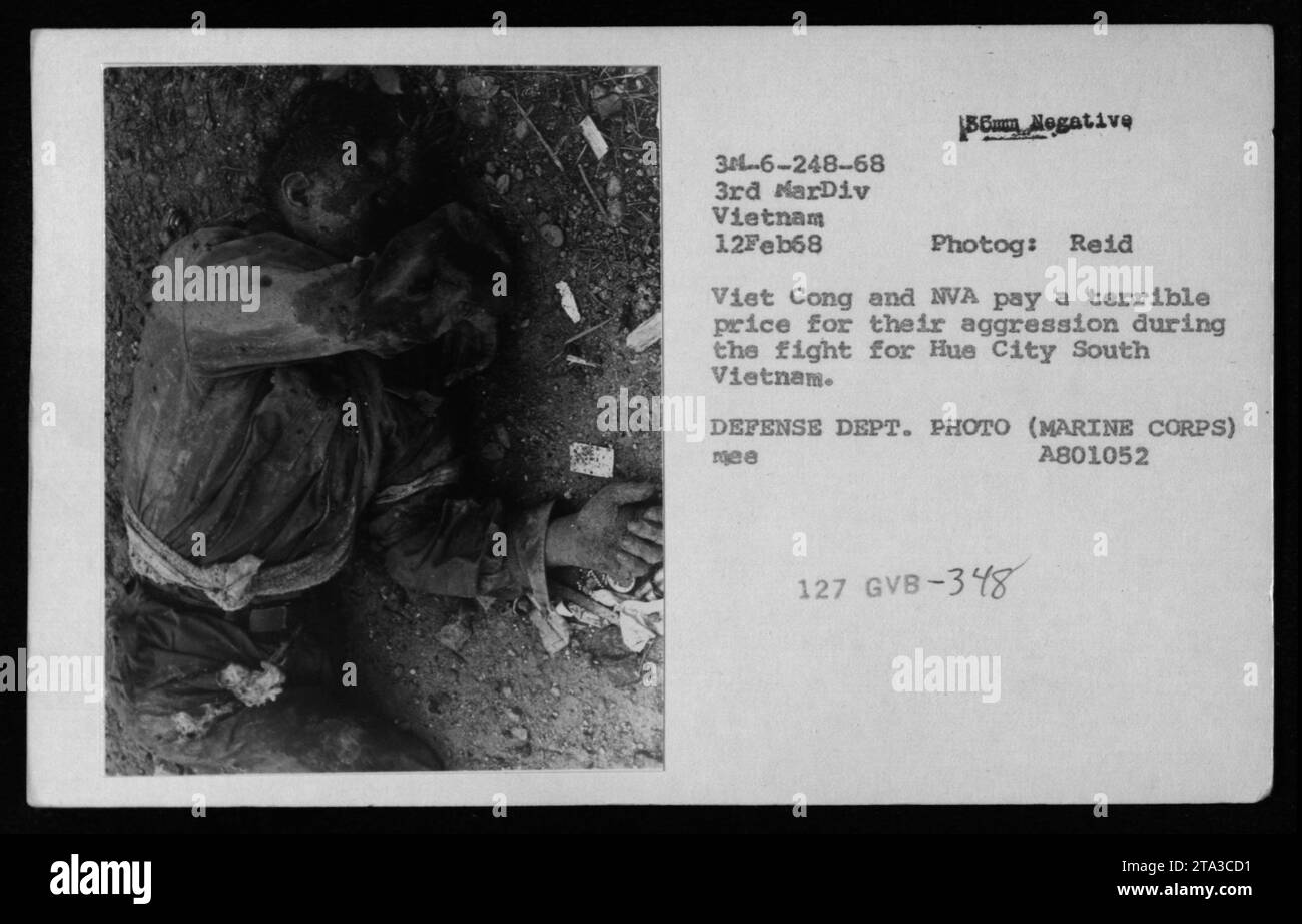 Una fotografía que muestra las secuelas de una batalla en Hue City, Vietnam del Sur, el 12 de febrero de 1968. La imagen muestra las víctimas sufridas por las fuerzas del Viet Cong y del Ejército de Vietnam del Norte como resultado de su agresión. Esta fotografía fue tomada por Reid, un fotógrafo del Cuerpo de Marines, usando un negativo de 56 mm. Está listado bajo el número de referencia 34-6-248-68 y se puede encontrar en la colección del Departamento de Defensa con el código A801052. La imagen fue acreditada a GVB-348. Foto de stock