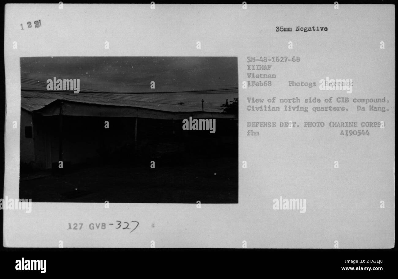 Vista del lado norte del complejo CIB en Da Nang, que representa viviendas civiles. Las estructuras incluyen USMC y edificios vietnamitas y bunkers. Esta fotografía fue tomada el 1 de febrero de 1968, durante la Guerra de Vietnam. Capturada en un negativo de 35 mm, la imagen es de la colección del Cuerpo de Marines de los Estados Unidos (USMC). Foto de stock
