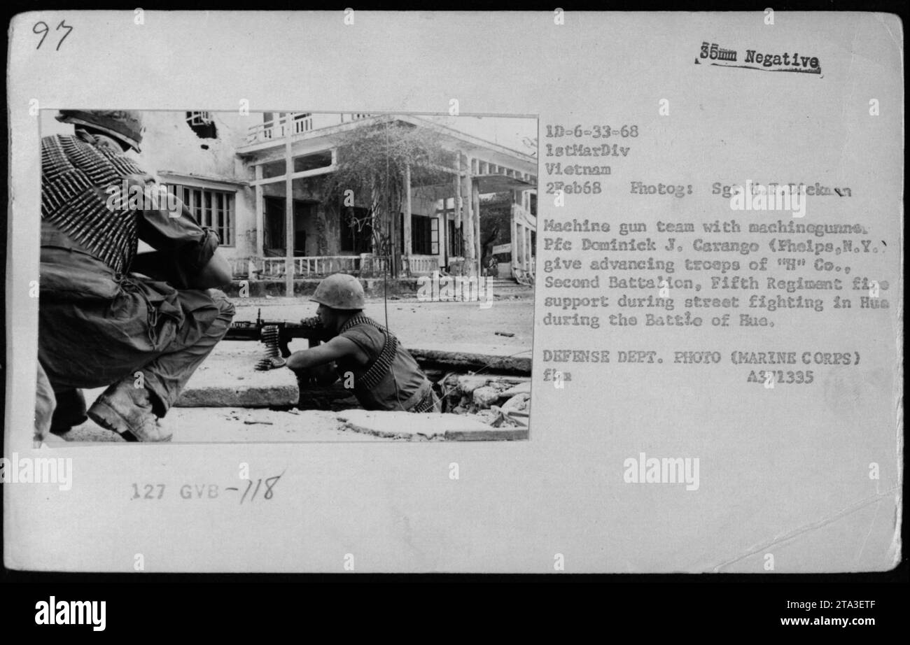 El equipo de ametralladoras liderado por el Sargento W.F. Dickn proporciona apoyo de fuego durante los combates callejeros en la ciudad de Hue durante la Batalla de Hue en la Operación Ciudad Hue, Vietnam, el 2 de febrero de 1968. El equipo apoya a las tropas de avance de la Compañía 'H', Segundo Batallón, Quinto Regimiento. Foto tomada por el Sargento W.F. Dickn. Foto del Departamento de Defensa (Cuerpo de Marines). Foto de stock