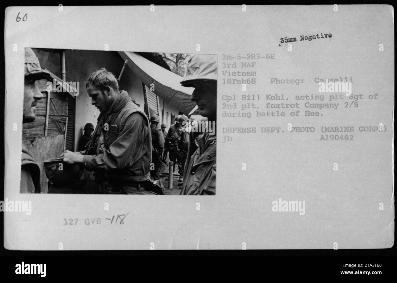 El Cpl de Marina Bill Kohl, Sgt de plt de 2nd plt, Foxtrot Company 2/5, es fotografiado durante la Batalla de Hue City el 18 de febrero de 1968. Esta imagen captura la intensidad de las operaciones de combate llevadas a cabo por la 3ª Fuerza Anfibia de la Marina (3ª MAF) en Vietnam. (DEPARTAMENTO DE DEFENSA. FOTO, CUERPO DE MARINES 📷Cpl Casselli, 35mm negativo) Foto de stock