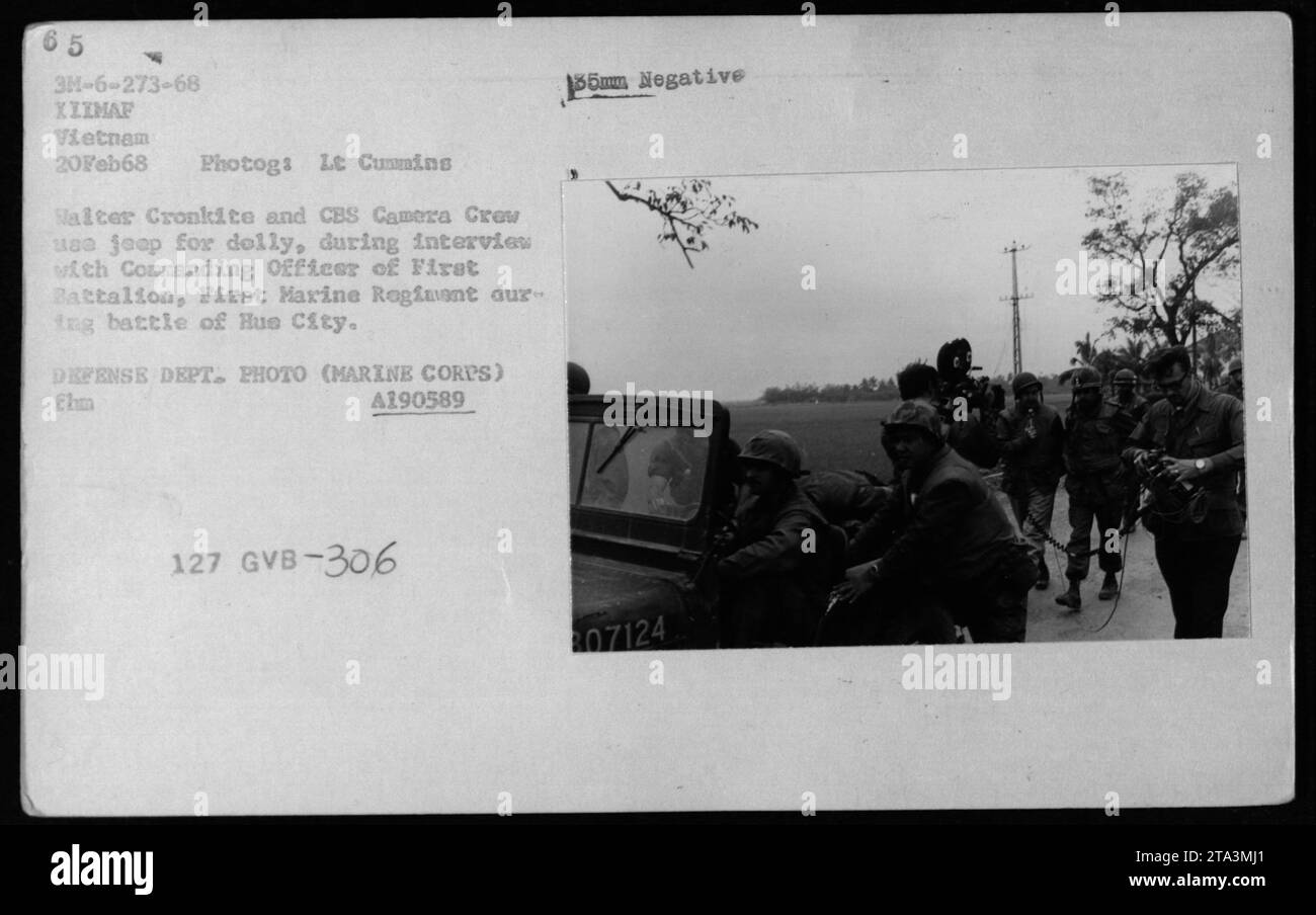 Walter Cronkite, junto con su equipo de cámaras CBS, entrevista al comandante del Primer Batallón, Primer Regimiento de Marines durante la Batalla de Hue City el 20 de febrero de 1968 en Vietnam. Se les ve usando un jeep del Ejército de los Estados Unidos para el transporte mientras están en asignación. Esta fotografía fue tomada por Lt Cummins y es parte del Archivo del Departamento de Defensa. Foto de stock