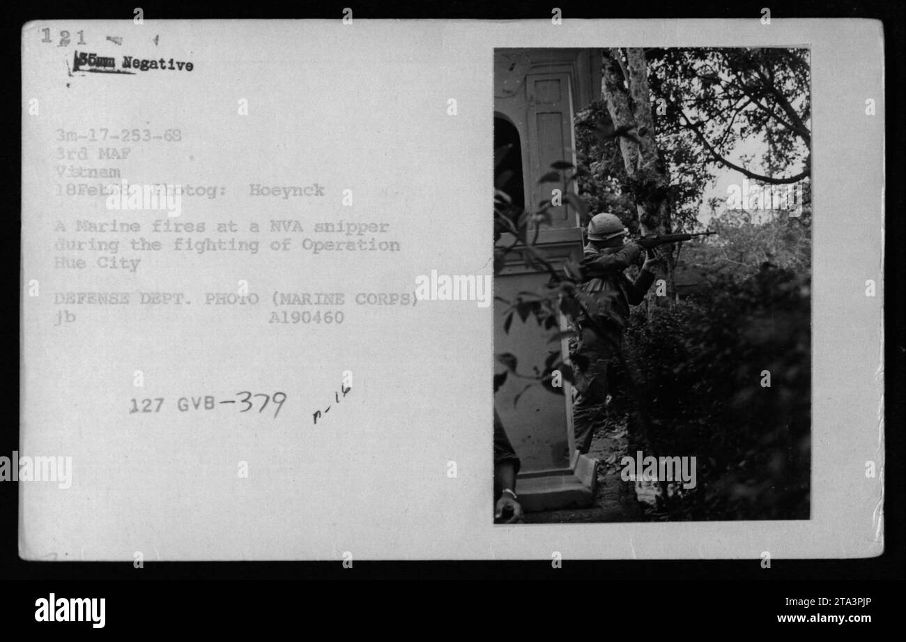Un infante de marina se involucra con un francotirador de la NVA durante la Operación Ciudad Hue en Vietnam el 18 de febrero de 1968. Esta foto del Departamento de Defensa captura los intensos combates y muestra el uso de armas estadounidenses. En la foto hay un Marine disparando desde un lugar no identificado. Foto de stock