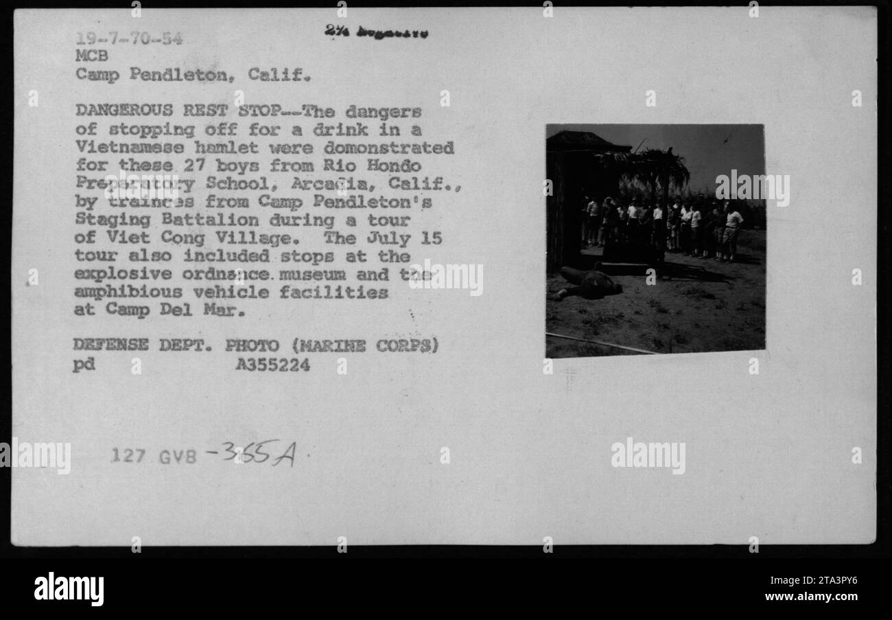 ARCHIVO - En esta foto tomada en 1971, los estudiantes del Batallón de Escenarios de Camp Pendleton demuestran los peligros de parar a tomar una copa en una aldea vietnamita a 27 estudiantes de la Escuela Preparatoria Río Hondo. La excursión incluyó paradas en una aldea de Viet Cong, un museo de municiones explosivas e instalaciones de vehículos anfibios. (DEPARTAMENTO DE DEFENSA. FOTO - MARINE CORPS) Foto de stock