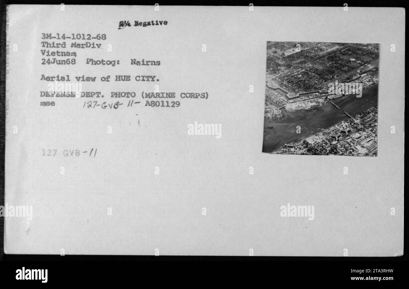 Una vista aérea de la ciudad de Hue tomada el 24 de junio de 1968. Esta fotografía fue capturada por Nairns durante la Guerra de Vietnam y es parte de la serie titulada 'Fotografías de las Actividades Militares Americanas durante la Guerra de Vietnam'. Muestra el paisaje y los edificios de la ciudad de Hue durante ese tiempo. Foto de stock