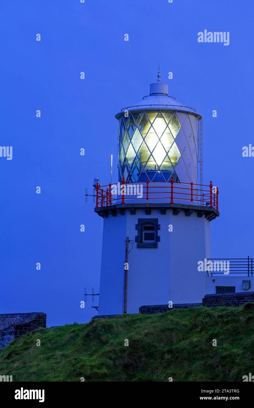 Blackhead Lighthouse, Condado de Antrim, Irlanda del Norte, Reino Unido Foto de stock