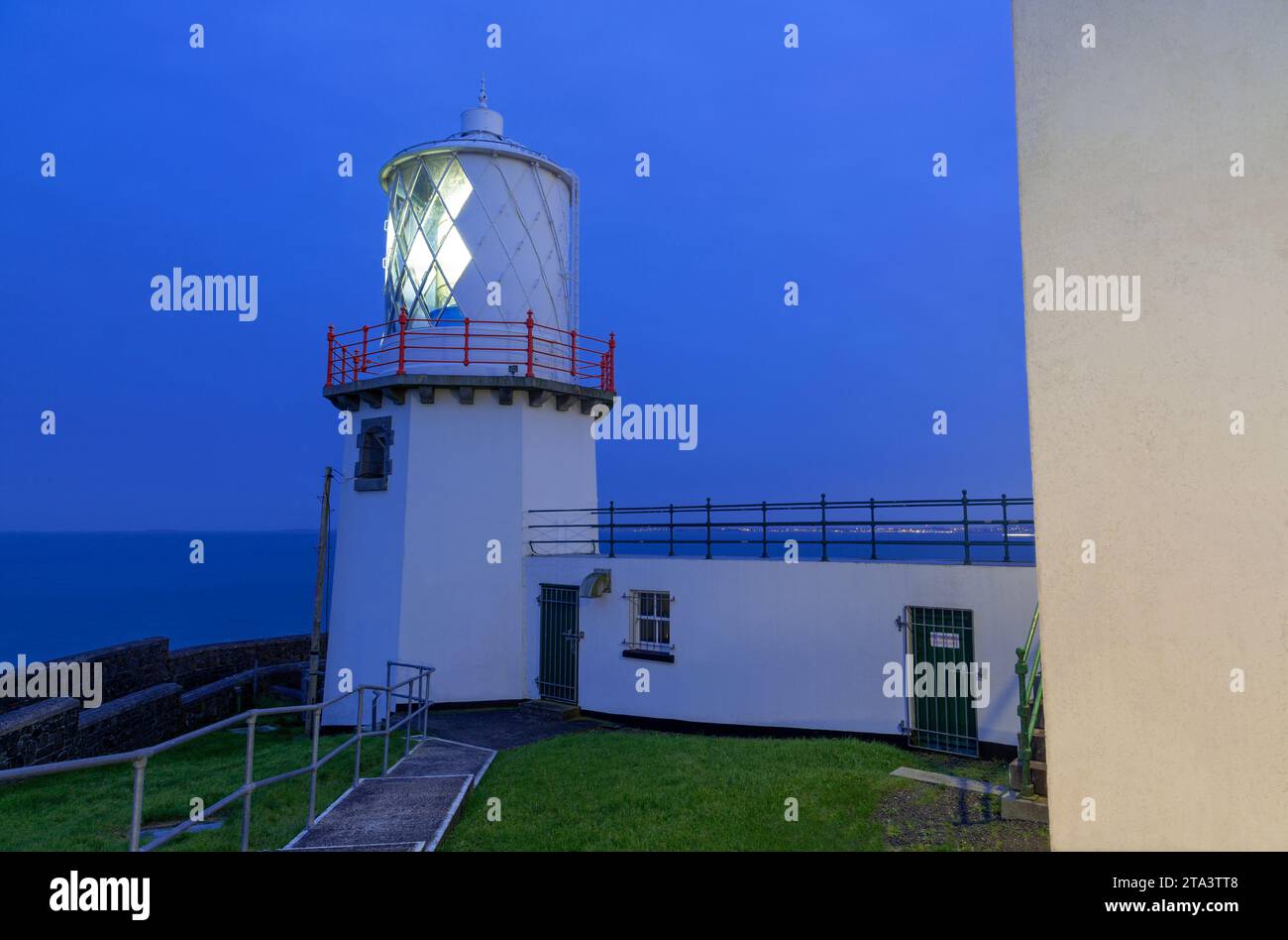 Blackhead Lighthouse, Condado de Antrim, Irlanda del Norte, Reino Unido Foto de stock