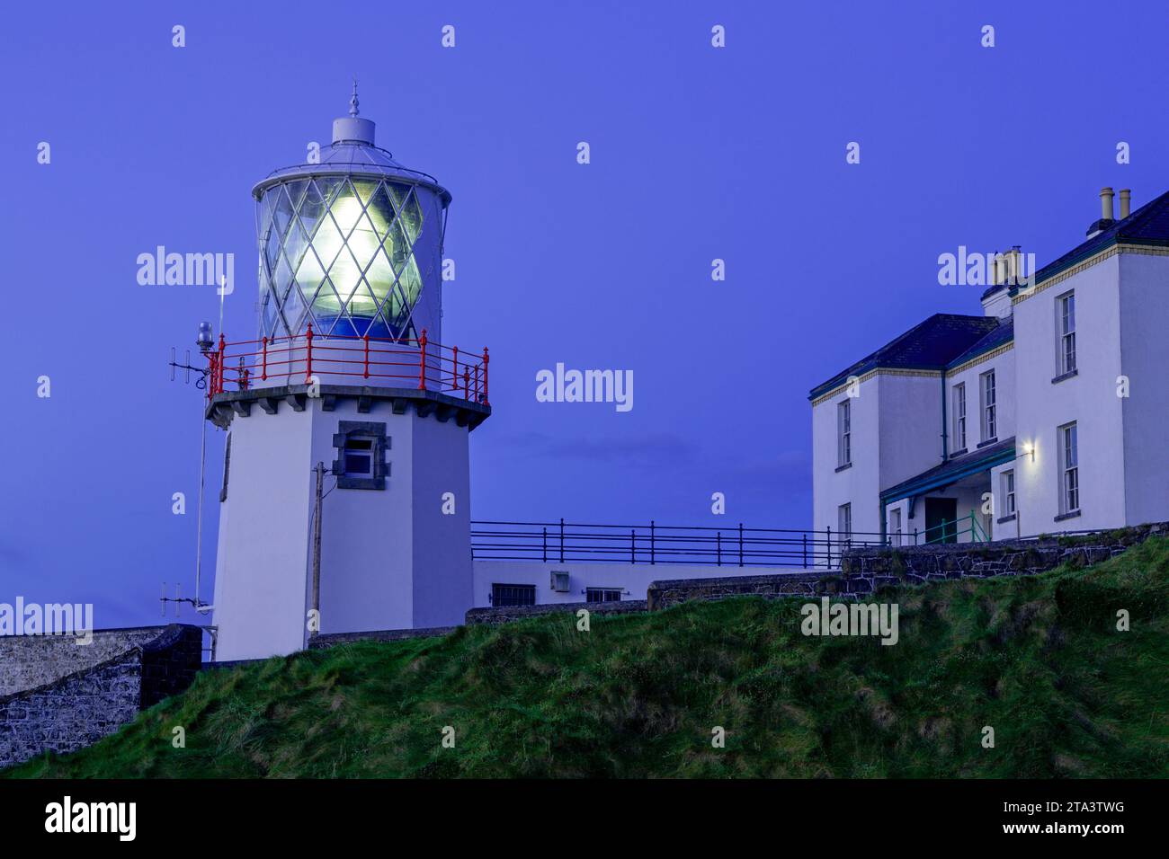 Blackhead Lighthouse, Condado de Antrim, Irlanda del Norte, Reino Unido Foto de stock