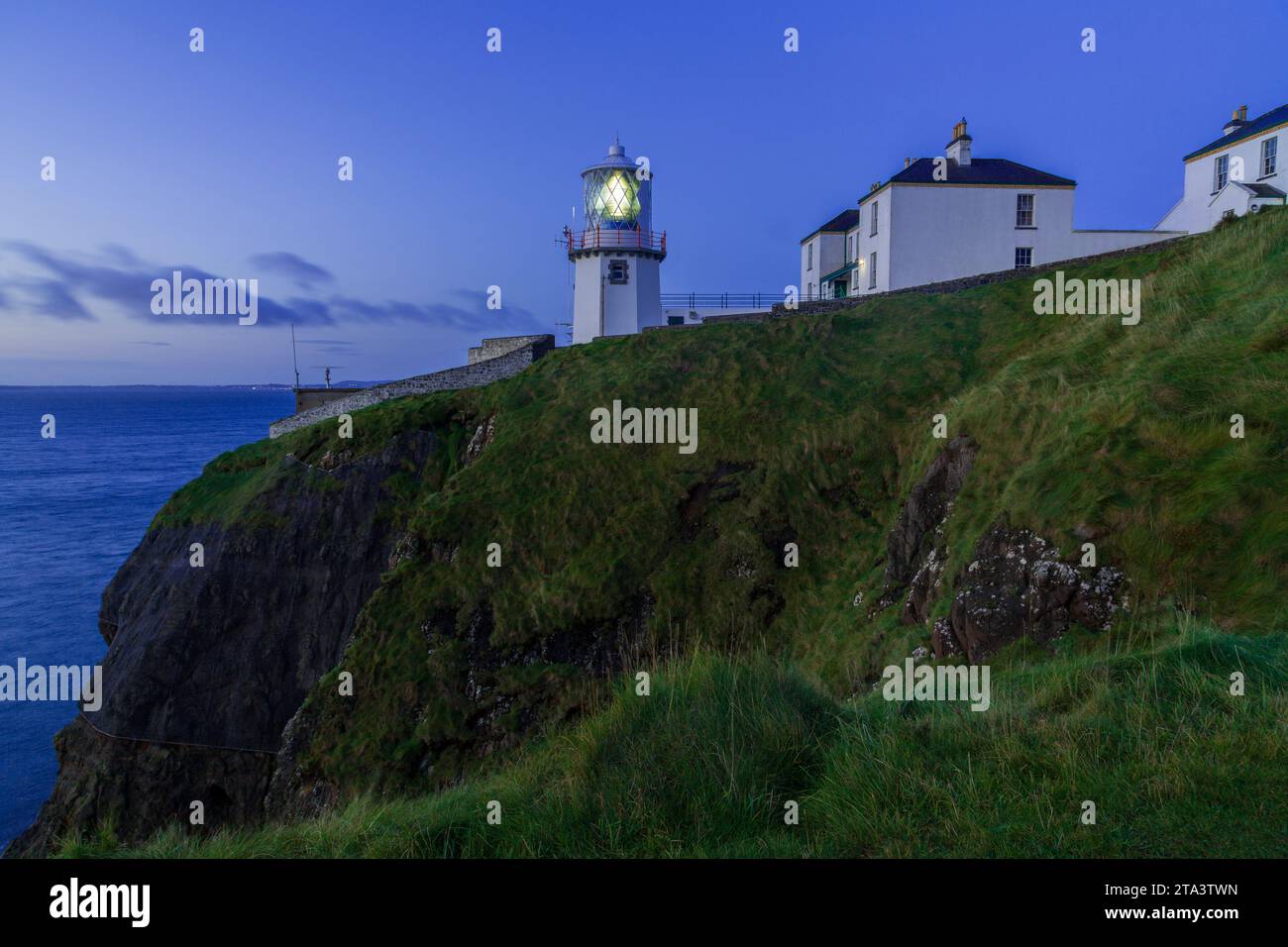 Blackhead Lighthouse, Condado de Antrim, Irlanda del Norte, Reino Unido Foto de stock