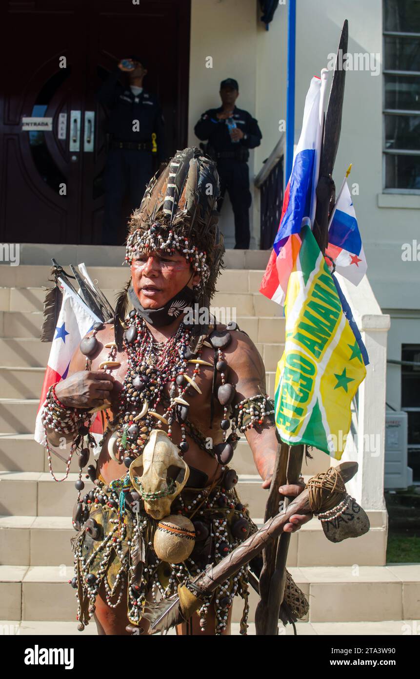 El guerrero Naso durante las protestas contra una mina de cobre en Panamá en 2023 Foto de stock