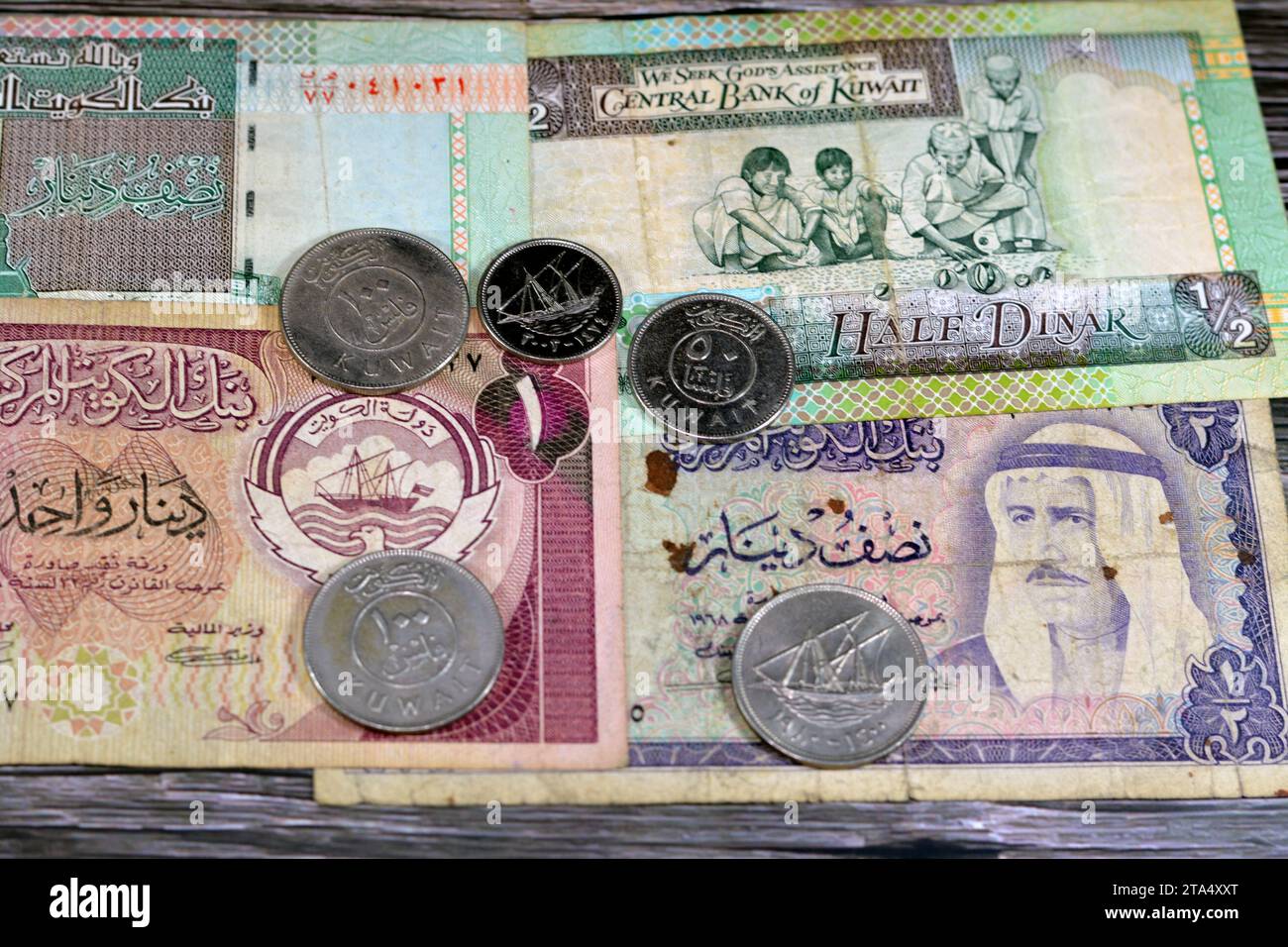 Fondo de dinero kuwaití de monedas antiguas y billetes de dinares de
