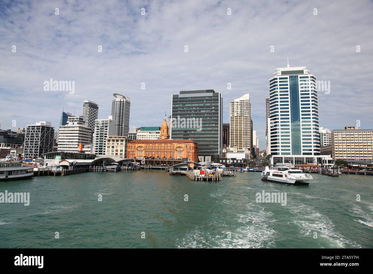 Paisaje urbano de Auckland desde el agua adyacente a Princes Wharf. Auckland es la ciudad más grande de Nueva Zelanda y es famosa por su ubicación junto al mar y su li Foto de stock