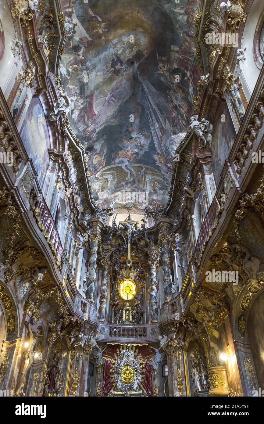 Interior barroco de la iglesia de Assam en Munich Foto de stock