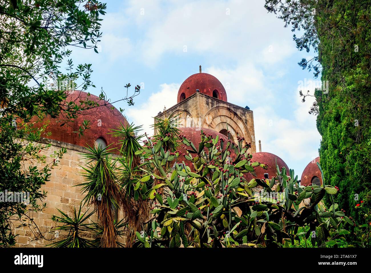 Claustro de San Giovanni degli Eremiti (San Juan de los ermitaños), una antigua iglesia monástica de estilo árabe-normando y románico - Palermo, Italia Foto de stock