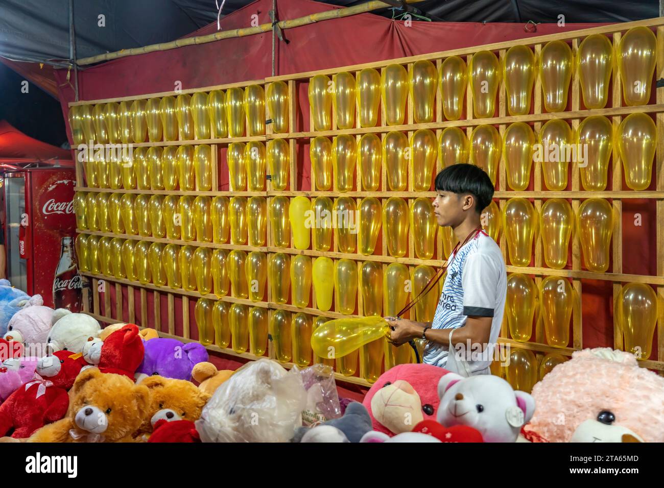 Stand mit Pfeilewerfen beim Vergnügungspark am Abend en Luang Prabang, Laos, Asien | Puesto de dardos de balón en el parque de atracciones por la noche, Luang Foto de stock