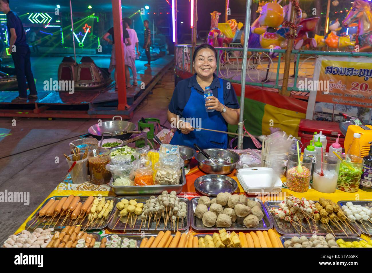 Verkäferin An ihrem Imbissstand am abendlichen Markt en Luang Prabang, Laos, Asien | Mujer en su puesto de comida del mercado nocturno, Luang Prabang, L Foto de stock