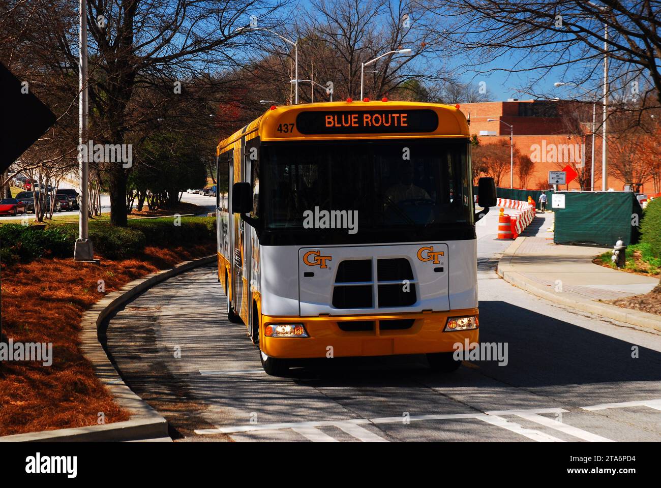Debido al gran tamaño del campus, muchas universidades, incluyendo Georgia Tech, aquí, usan autobuses para llevar a los estudiantes a sus clases Foto de stock