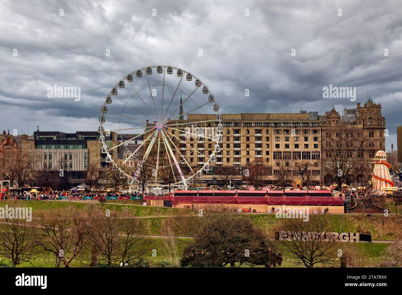 Edimburgo Escocia Feria de Navidad o Market Princes Street Puestos multitudes Big Wheel y el Helter Skelter Foto de stock