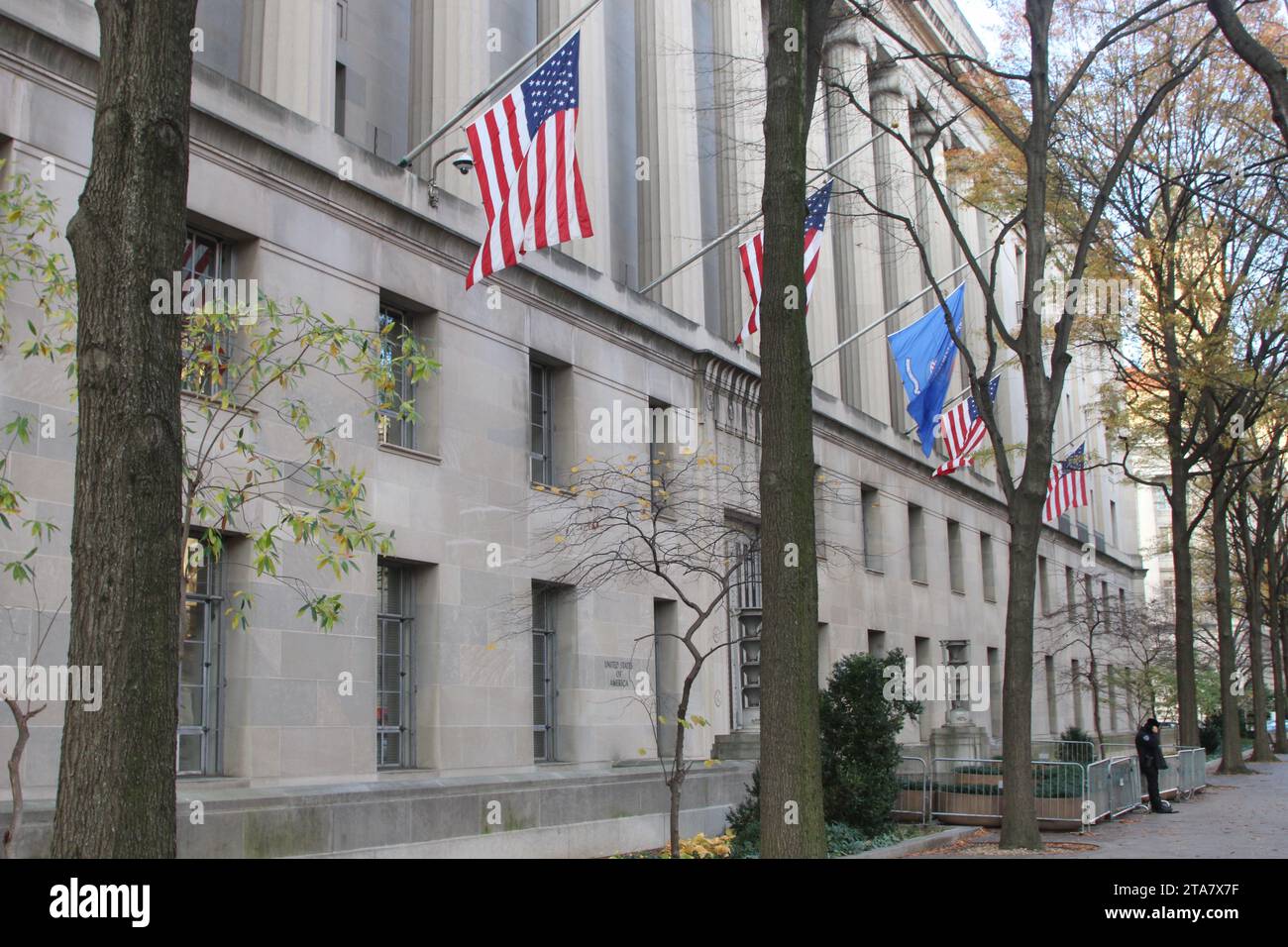 Vista exterior del edificio del Departamento de Justicia Robert F. Kennedy y señalización en Pennsylvania Avenue NW en Washington, D.C., EE.UU., el 28 de noviembre de 2023. La misión del Departamento de Justicia es defender el estado de derecho, proteger los derechos civiles y mantener seguros a los Estados Unidos de América. (Foto de Carlos Kosienski/Sipa USA) Foto de stock