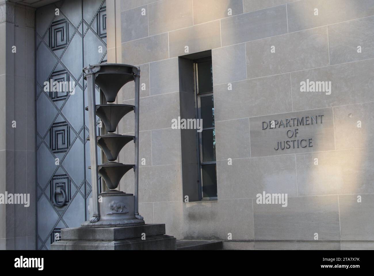 Vista exterior del edificio del Departamento de Justicia Robert F. Kennedy y señalización en Pennsylvania Avenue NW en Washington, D.C., EE.UU., el 28 de noviembre de 2023. La misión del Departamento de Justicia es defender el estado de derecho, proteger los derechos civiles y mantener seguros a los Estados Unidos de América. (Foto de Carlos Kosienski/Sipa USA) Foto de stock