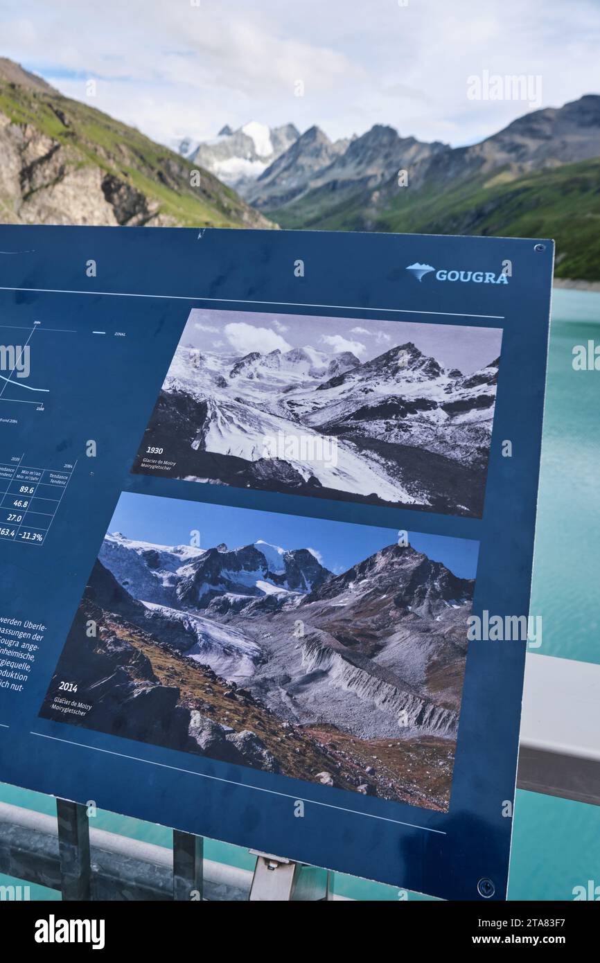 Tabla de información de Receding Moiry Glacier, mostrando fotos de comparación de 1930 y 2014. Suiza - 8 de agosto de 2023. Foto de stock