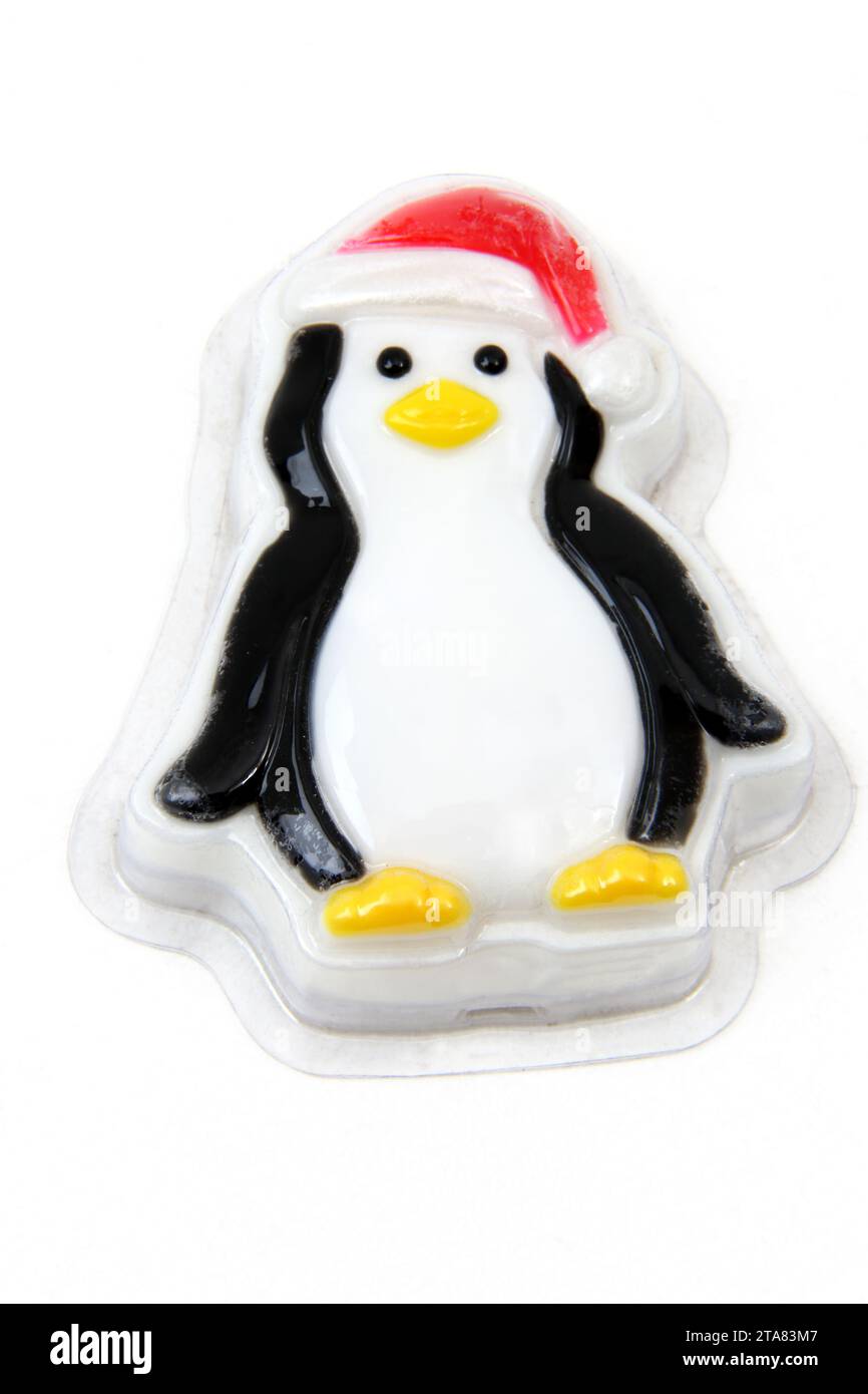 Barra de jabón de Navidad en forma de pingüino con sombrero de Santa Foto de stock