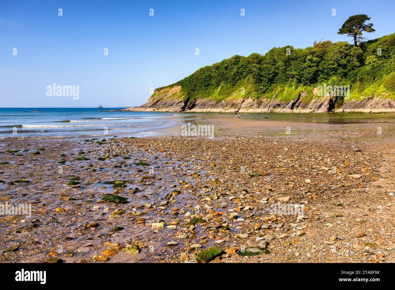 28 de mayo de 2023: Porthluney Cove, Roseland Peninsula, Cornualles. Reino Unido - Una hermosa mañana soleada en la playa. Foto de stock