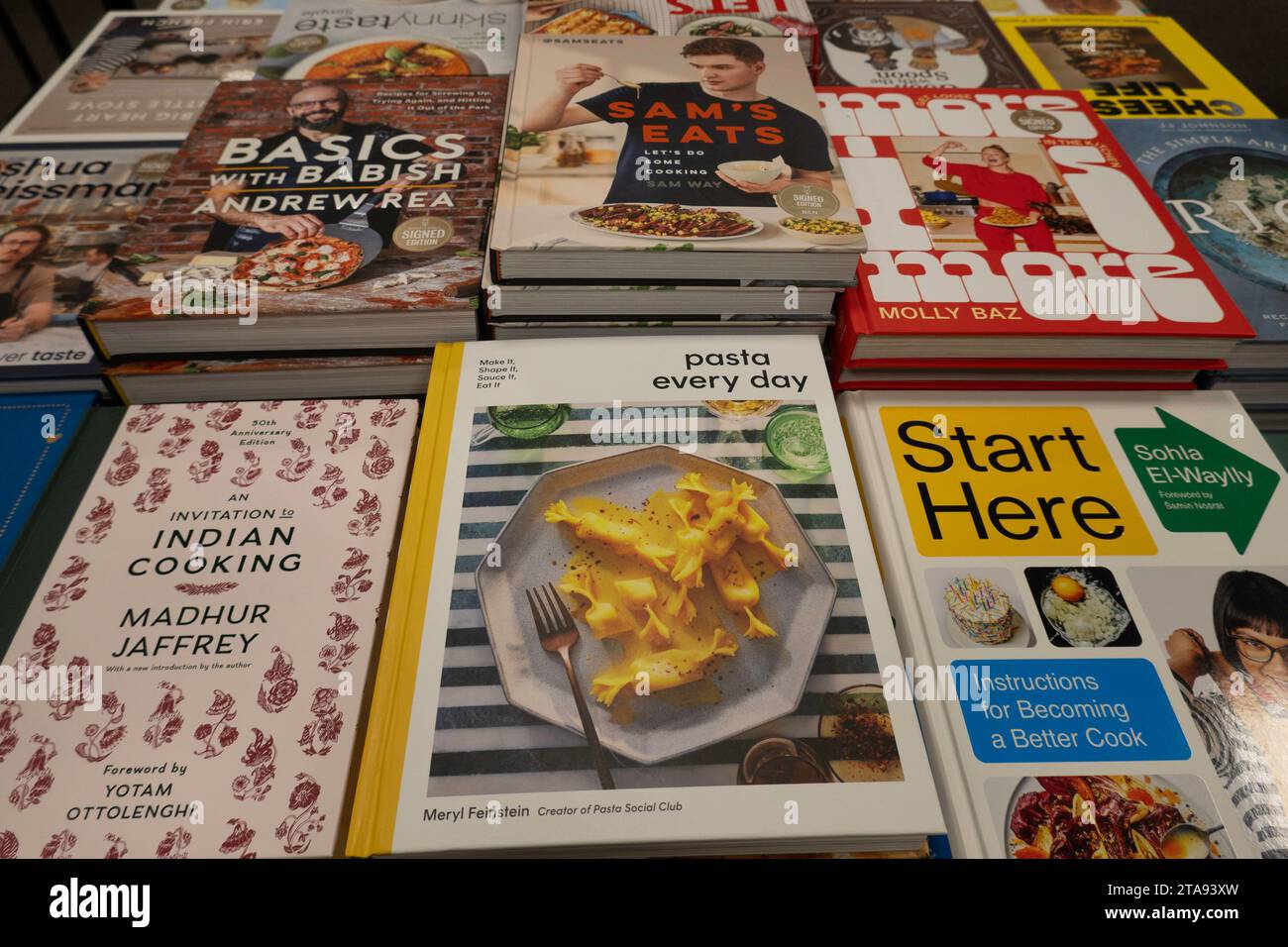 Barnes & Noble Booksellers en la Quinta Avenida en la ciudad de Nueva York tiene una amplia selección de libros y revistas, USA 2023 Foto de stock