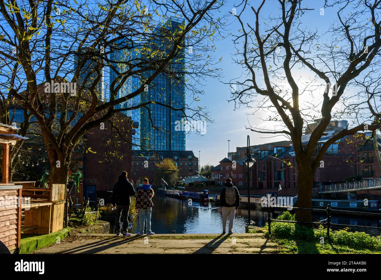 El apartamento Crown Street cuadras sobre el canal Bridgewater en la plaza Catalana, Castlefield Basin, Manchester, Inglaterra, Reino Unido Foto de stock