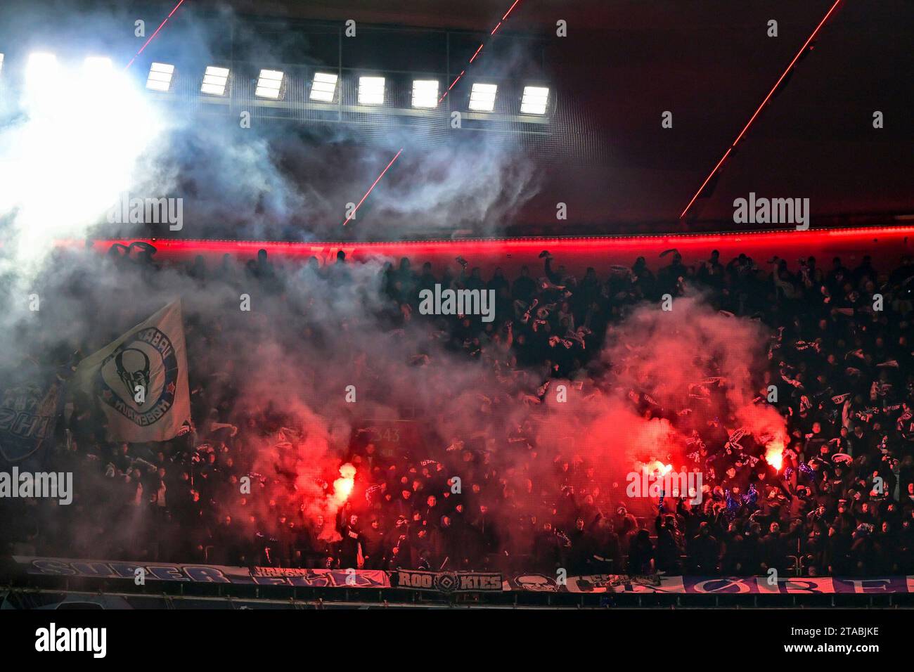 Fans des FC Kopenhagen zeigen ihren Schal und zünden Bengalos, Bengala