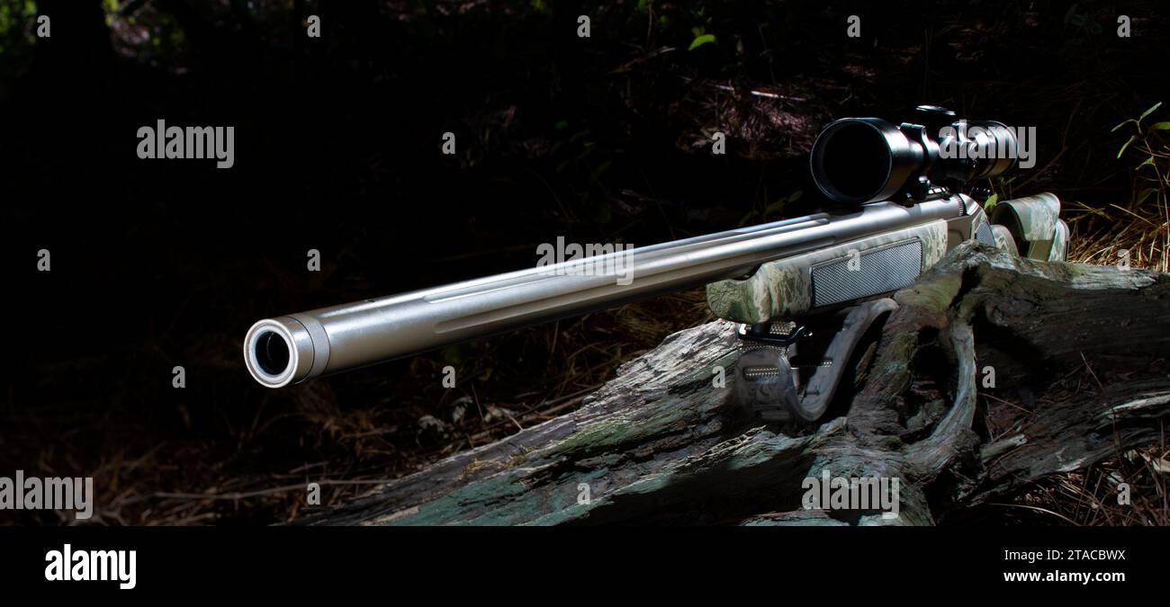 Rifle de carga múltiple y rifle Scope que utiliza la pólvora negra iseal para la caza de principios de temporada Foto de stock