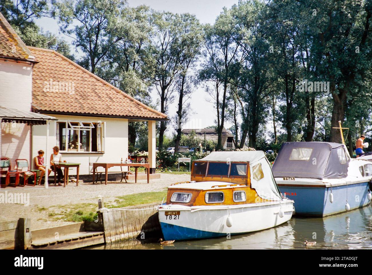 Barcos fuera del Pleasure Boat inn pub en Hickling, Norfolk Broads, Norfolk, Inglaterra, Reino Unido 1969 Foto de stock