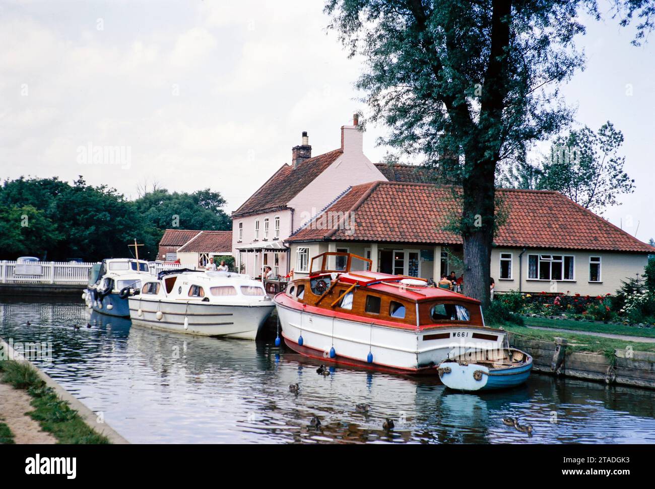 Barcos fuera del Pleasure Boat inn pub en Hickling, Norfolk Broads, Norfolk, Inglaterra, Reino Unido 1969 Foto de stock