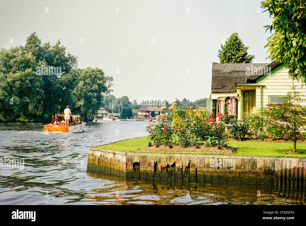 Barcos y casas históricas en el pueblo de Horning, Norfolk Broads, Norfolk, Inglaterra, Reino Unido, 1969 Foto de stock