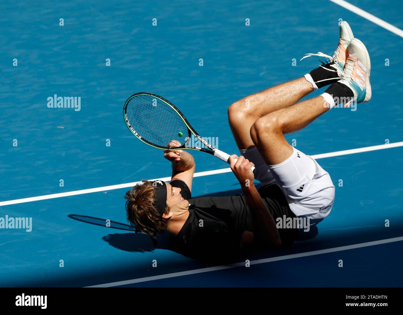Alexander Zverev (GER) se desliza y cae al suelo, Australian Open 2023, Melbourne Park, Melbourne, Victoria, Australia Foto de stock