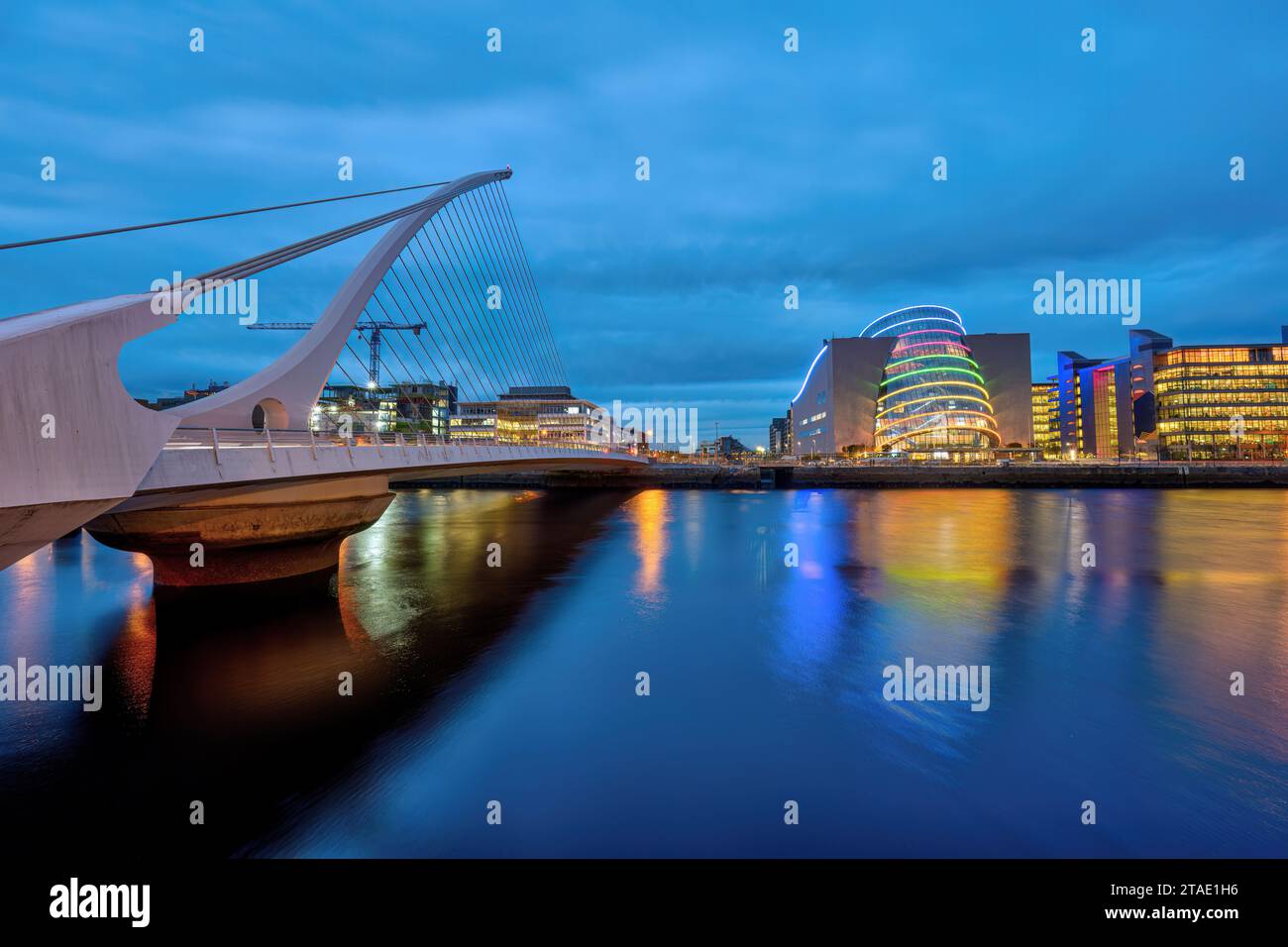 El área del muelle con el puente Samuel Beckett en Dublín, Irlanda, al atardecer Foto de stock