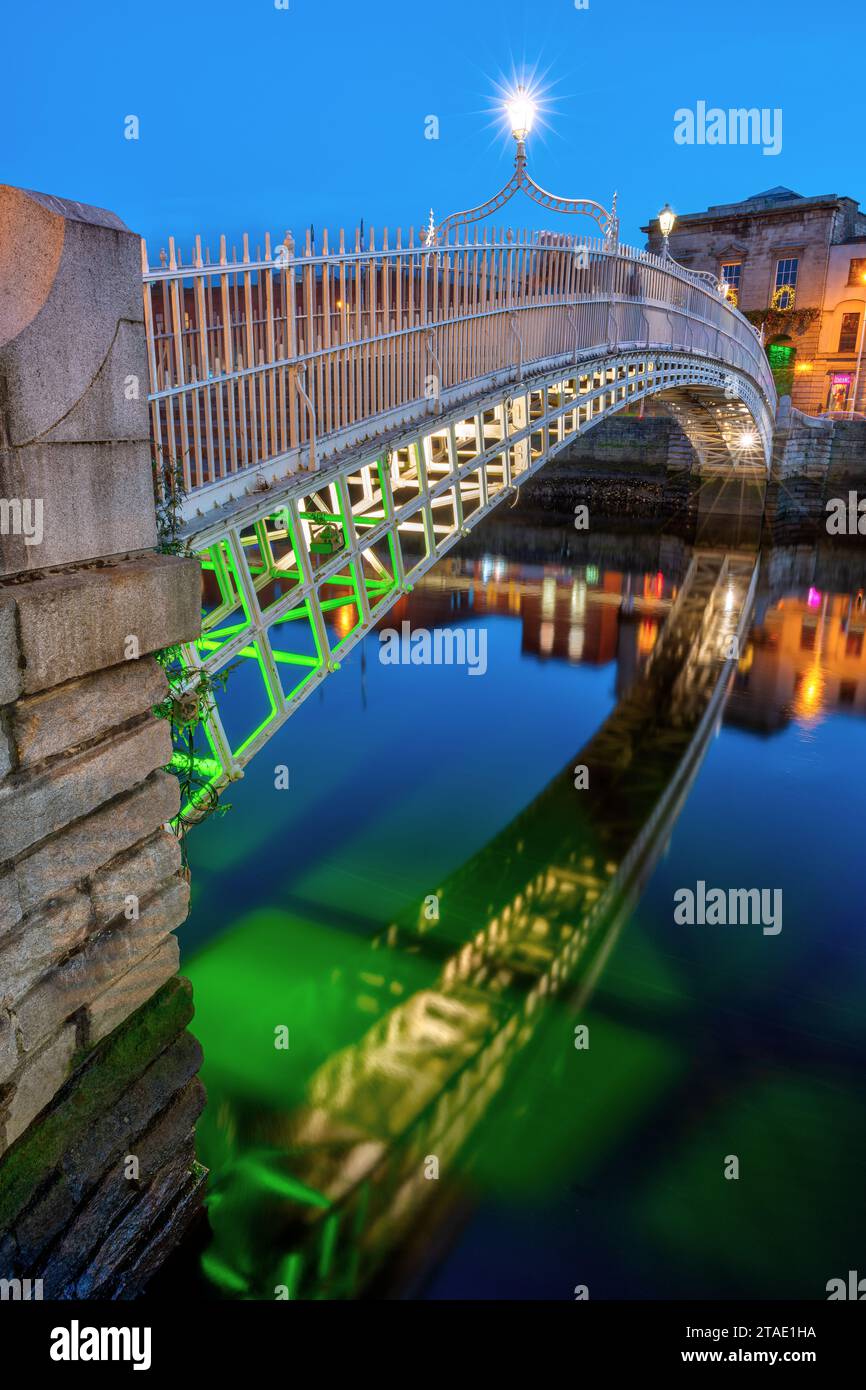 El famoso Puente Ha'penny en Dublín, Irlanda, en el crepúsculo Foto de stock