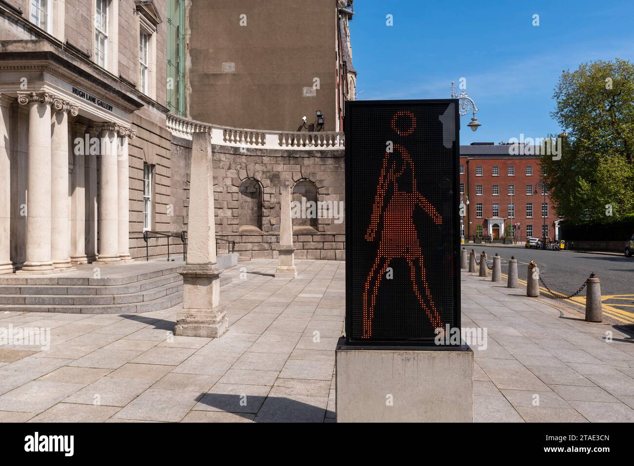 República de Irlanda, Condado de Dublín, Dublín, Galería Hugh Lane, obra de Julian Opie titulada Suzanne caminando en falda de cuero, 2006 Foto de stock